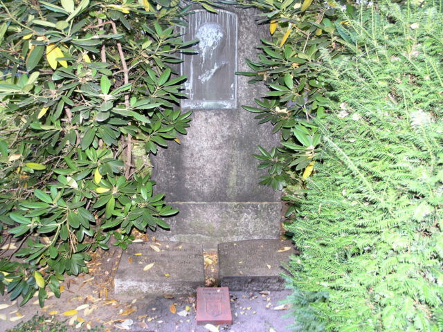 Ehrengrab Fürstenbrunner Weg 69 (West) Oskar Liebreich